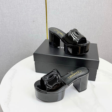 CHANEL 26S BLOCK HEEL SANDALS 100 MM IN BLACK PATENT CALFSKIN