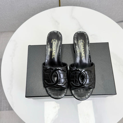 CHANEL 26S BLOCK HEEL SANDALS 40 MM IN BLACK CROCODILE-EMBOSSED CALFSKIN