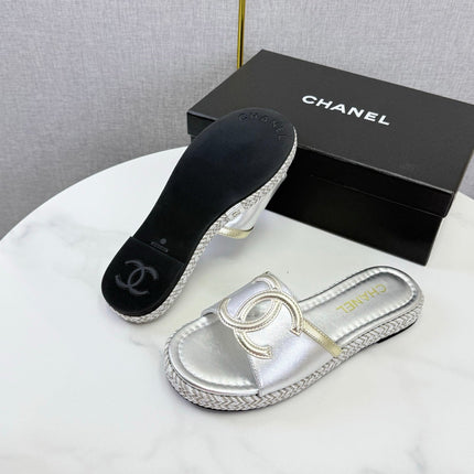CHANEL 26S PLATFORM SLIDES IN SILVER LAMBSKIN WITH CC LOGO