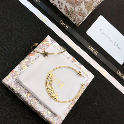 CD 26S STAR HOOP EARRINGS IN GOLD TONE METAL 644456