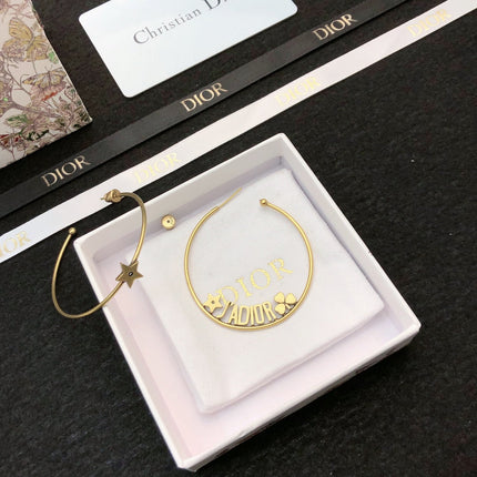 CD 26S STAR HOOP EARRINGS IN GOLD TONE METAL 644456