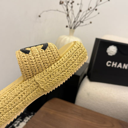 CHANEL 26S PLATFORM SLIDES 40 MM IN PASTEL YELLOW WOVEN RAFFIA