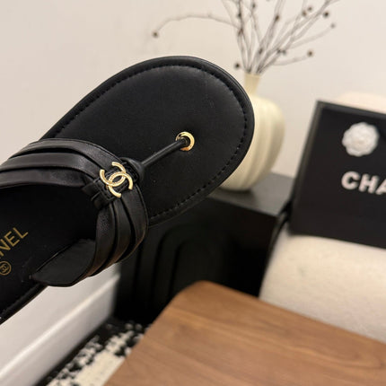 CHANEL 26S THONG SANDALS IN BLACK CALFSKIN WITH CC LOGO
