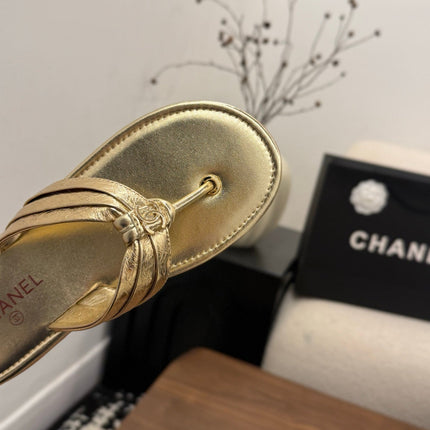 CHANEL 26S THONG SANDALS IN GOLD CALFSKIN WITH CC LOGO