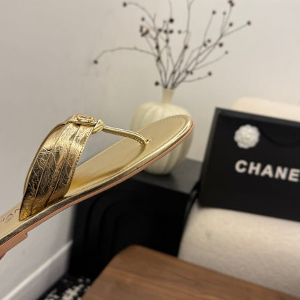 CHANEL 26S THONG SANDALS IN GOLD CALFSKIN WITH CC LOGO