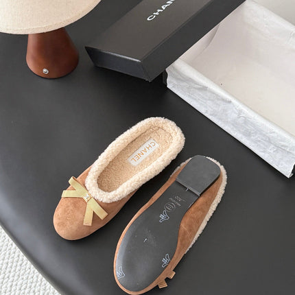 CHANEL 26S MULES IN LIGHT BROWN SUEDE AND SHEARLING