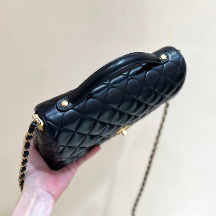QUILTED FLAP BAG WITH HANDLE 26 IN BLACK LAMBSKIN GOLD PLATED METAL