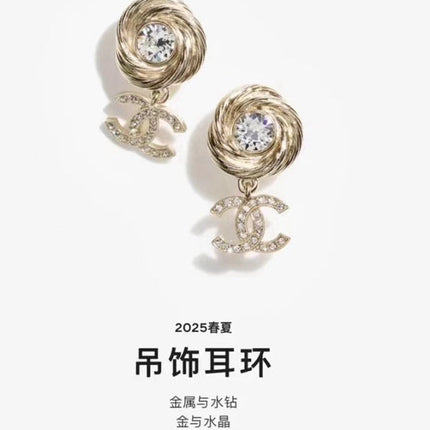 PENDANT EARRINGS IN GOLD METAL WHITE CRYSTAL TWISTED RIBBED DOUBLE C